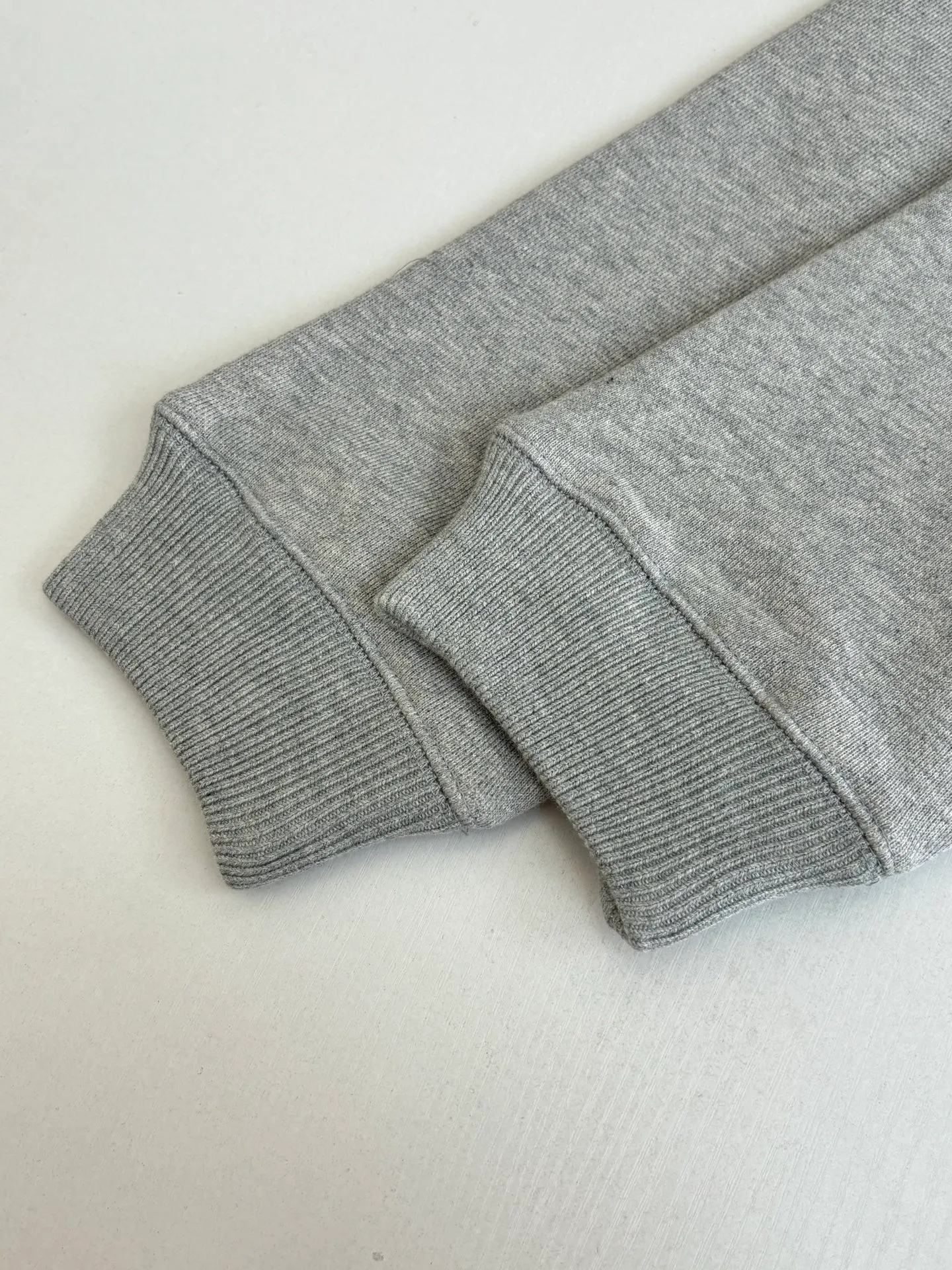 P500 Chrome Heart*/Chrome Heart CH patch embroidered logo hooded sweatshirt. Customized heavy fortress interwoven air cotton. Adopt imported machine patch embroidery process. The fabrics have been washed and have a better hand feel. Not easy to deform, not easy to shrink, not easy to fade. Size: S/M/L/XL